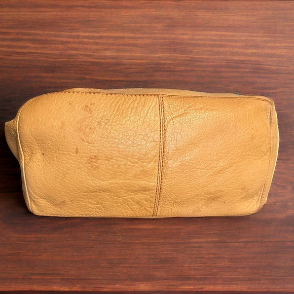 Buttery soft pale YELLOW genuine leather hobo style handbag - Picture 4 of 11